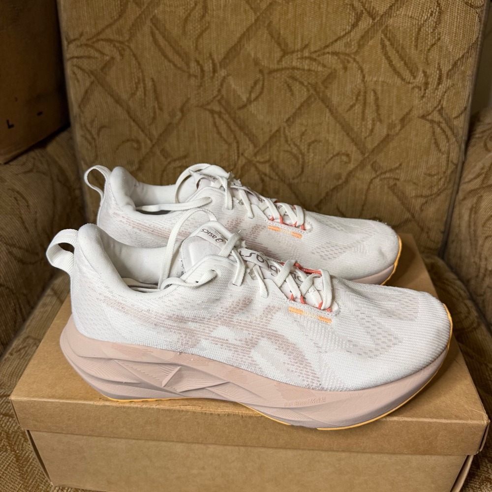 ASICS Novablast 5 Women's Running Shoes White Coral Reef Size 11 1012B765-101 - Picture 4 of 9
